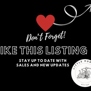 K&ouml;nnte beinhalten: Eine Schwarzwei&szlig;illustration eines Comic-Charakters, der auf einem Ast mit einem Laptop sitzt. Der Text "Don't Forget! LIKE THIS LISTING STAY UP TO DATE WITH SALES AND NEW UPDATES LITTLE HUD BUD design" ist in Wei&szlig; auf schwarzem Hintergrund geschrieben. Ein rotes Herz mit einem wei&szlig;en Pfeil, der nach rechts zeigt, befindet sich &uuml;ber dem Text.