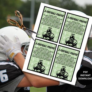 K&ouml;nnte beinhalten: Vier druckbare Karten mit einem gr&uuml;nen und wei&szlig;en Fussballfeld als Hintergrund. Jede Karte zeigt eine Schwarzwei&szlig;illustration eines Fussballspielers und den Text "A Football Prayer". Der Text des Gebets lautet: "Himmlischer Vater, wir danken dir f&uuml;r die Gabe dieses Spiels und die M&ouml;glichkeit, es zu spielen. Gib uns Kraft, Konzentration und Teamwork, w&auml;hrend wir fair k&auml;mpfen und unsere Gegner ehren.  Sch&uuml;tze uns immer und leite uns mit deinen Handlungen und hilf uns, unsere Herzen mit Liebe, Freude und Sportsgeist zu erf&uuml;llen.  Hilf uns, an deinem Wort festzuhalten, und m&ouml;gen wir immer zu deiner Ehre spielen. Amen."