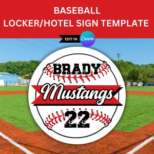 Op de afbeelding: Een wit baseball-thema bord met rode accenten. Het bord heeft de tekst "BRADY MUSTANGS 22" in een zwart, verweerd lettertype. Het bord is geplaatst tegen een groene baseballveld.