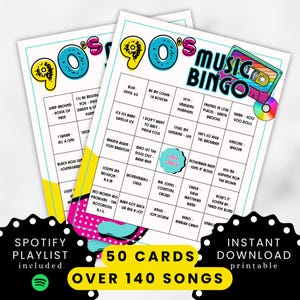 Puede incluir: Dos tarjetas de Bingo de m&uacute;sica de los 90 con t&iacute;tulos de canciones y un gr&aacute;fico de cinta de cassette. Las tarjetas tienen una combinaci&oacute;n de colores turquesa, rosa y amarillo. El texto "50 Tarjetas" y "M&aacute;s de 140 canciones" se muestra en una pancarta amarilla.