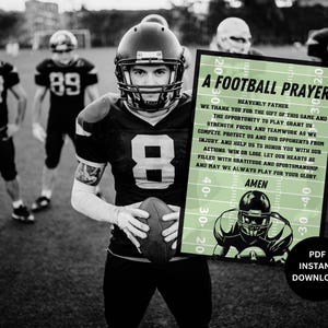 K&ouml;nnte beinhalten: Eine druckbare gr&uuml;ne und wei&szlig;e Fu&szlig;ballgebetkarte mit dem Text "A Football Prayer" und "Heavenly Father" sowie einer Illustration eines Footballspielers. Der Text lautet: "Wir danken dir f&uuml;r die Gabe dieses Spiels und die M&ouml;glichkeit zu spielen. Gib uns Kraft, Konzentration und Teamwork im Wettbewerb. Sch&uuml;tze uns und unsere Gegner vor Verletzungen und hilf uns, dich mit unseren Handlungen zu ehren. Ob wir gewinnen oder verlieren, lass unsere Herzen mit Dankbarkeit und Sportsgeist erf&uuml;llt sein. Und m&ouml;gen wir immer f&uuml;r deine Ehre spielen. Amen."