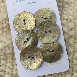 Puede incluir: Seis botones de color dorado con un diseño floral en una tarjeta blanca con el texto "BUTTONBARREL.COM".