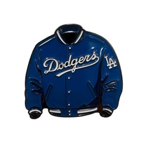 Könnte beinhalten: Eine blaue Emaille-Anstecknadel in Form einer College-Jacke mit dem weißen Dodgers-Schriftzug auf der Brust und dem weißen LA-Logo auf der rechten Seite. Die Jacke hat einen gerippten Kragen, Bündchen und Saum mit weißen Streifen und eine Knopfleiste.
