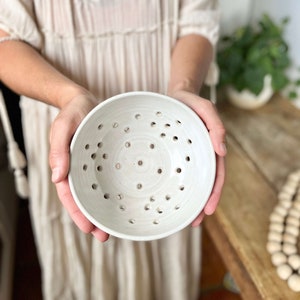 Petite passoire faite main en poterie petit bol de cuisine pour préparation des aliments Mini passoire en céramique en céramique passoire pour poterie Bol de rinçage en céramique pour le rinçage des fruits White