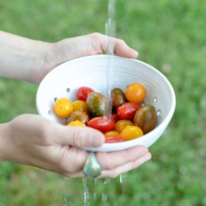 Handmade Pottery Berry Bowl Small Colander Kitchen Bowl Food Prep Ceramic Mini Colander Pottery Strainer Ceramic Rinsing Bowl Fruit Rinsing