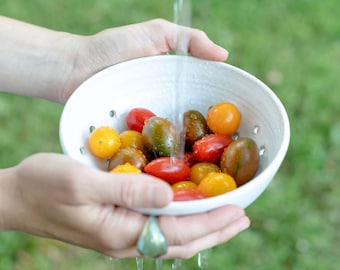 Handmade Pottery Berry Bowl Small Colander Kitchen Bowl Food Prep Ceramic Mini Colander Pottery Strainer Ceramic Rinsing Bowl Fruit Rinsing