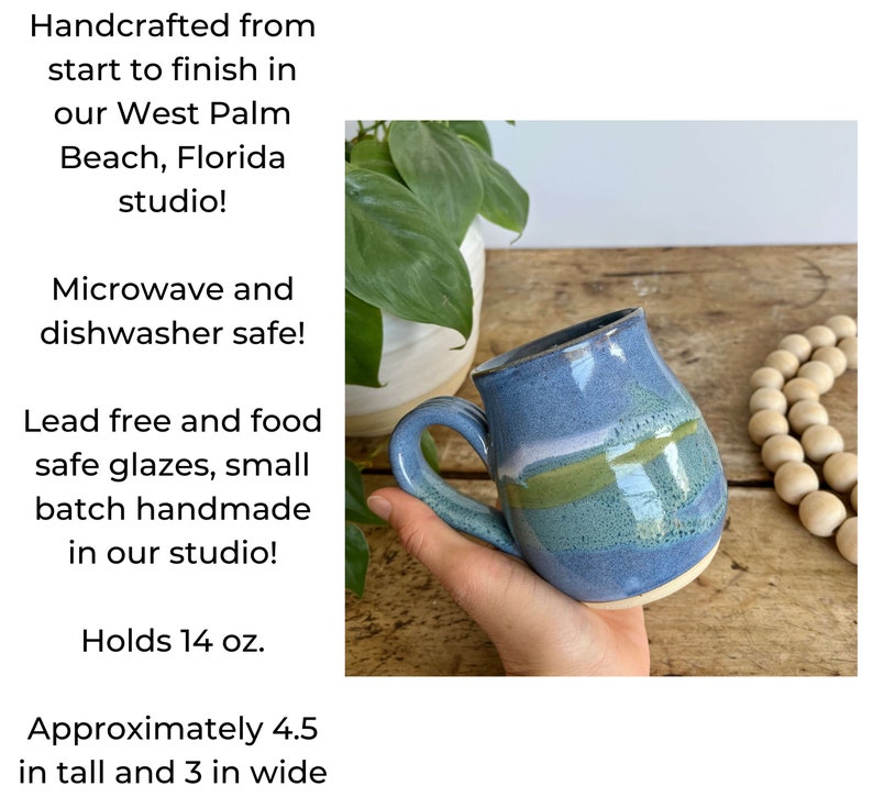 Op de afbeelding: Een handgemaakte keramische mok met een blauwe glazuur en groene en witte strepen. Hij heeft een inhoud van 14 ounce en is ongeveer 4,5 inch hoog en 3 inch breed. Geschikt voor magnetron en vaatwasser.