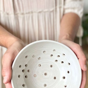 Petite passoire faite main en poterie petit bol de cuisine pour préparation des aliments Mini passoire en céramique en céramique passoire pour poterie Bol de rinçage en céramique pour le rinçage des fruits image 10