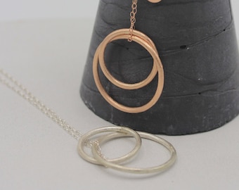 Two interlocking circles silver necklace in silver or rose gold (STN0010)