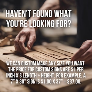 Puede incluir: Primer plano de las manos de una persona trabajando en una se&ntilde;al de madera. El texto dice: "HAVEN'T FOUND WHAT YOU'RE LOOKING FOR? WE CAN CUSTOM MAKE ANY SIZE YOU WANT. THE PRICE FOR CUSTOM SIGNS ARE &euro;1 PER INCH X'S LENGTH + HEIGHT. FOR EXAMPLE, A 7" X 30" SIGN IS &euro;1.00 X 37" = &euro;37.00."