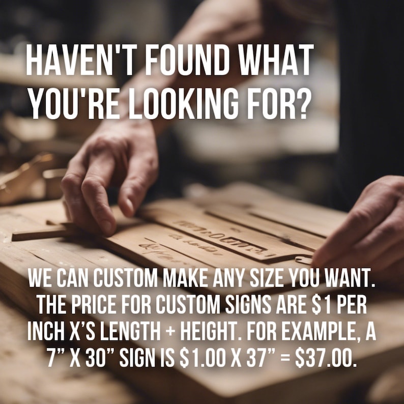 Puede incluir: Primer plano de las manos de una persona trabajando en una se&ntilde;al de madera. El texto dice: "HAVEN'T FOUND WHAT YOU'RE LOOKING FOR? WE CAN CUSTOM MAKE ANY SIZE YOU WANT. THE PRICE FOR CUSTOM SIGNS ARE &euro;1 PER INCH X'S LENGTH + HEIGHT. FOR EXAMPLE, A 7" X 30" SIGN IS &euro;1.00 X 37" = &euro;37.00."