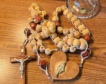 Rosario grande de madera con corazones