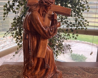 Jesucristo de madera de olivo cargando la cruz