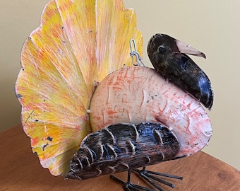 Casa de pájaros decorativa de metal recuperado con forma de pavo