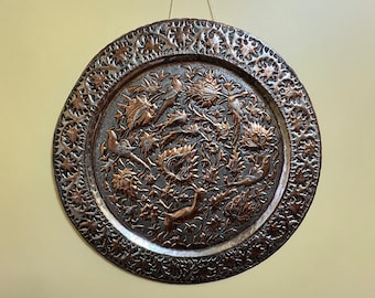 Bandeja vintage de metal ornamentada de mediados de siglo