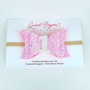 Fiocco di compleanno rosa shocking, fiocco per capelli rosa di compleanno, fiocco per il primo compleanno, fiocco per cake smash, fiocco per capelli per il primo compleanno, fiocco di compleanno con glitter rosa