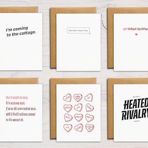 Puede incluir: Seis tarjetas de felicitaci&oacute;n blancas con sobres marrones, cada una con texto o gr&aacute;ficos &uacute;nicos. Las frases incluyen I'm coming to the cottage, We didn't even kiss, ya tebya lyublyu con un coraz&oacute;n, texto estilizado, caramelos de coraz&oacute;n rojos con texto y HEATED RIVALRY.