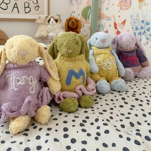 Vêtements de lapin timide Jellycat tricotés à la main personnalisés | Pull en peluche, robe, salopette | Cadeau bébé 1er anniversaire