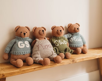 Handgemaakte gepersonaliseerde gehaakte aandenkenteddybeer met afneembare handgebreide trui