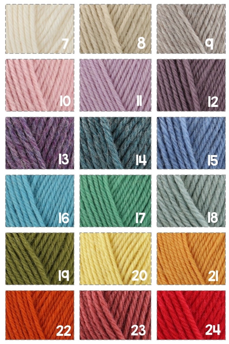 Op de afbeelding: Een verzameling van 18 garenklossen in verschillende kleuren, waaronder wit, beige, roze, paars, blauw, groen, geel, oranje en rood. De klossen zijn gerangschikt in een rasterpatroon, waarbij elke klos is genummerd van 7 tot 24.