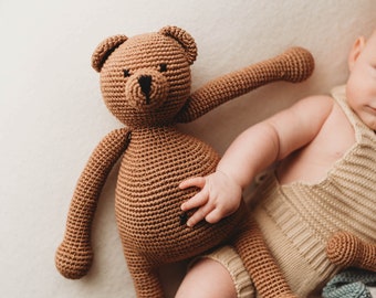 Handgemaakte gehaakte aandenkenteddybeer