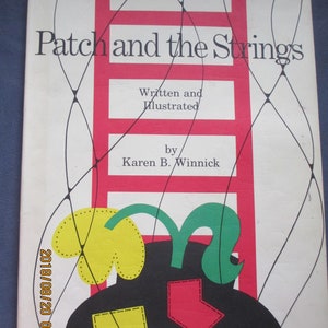 Puede incluir: Portada de libro con una ilustración roja, blanca y negra de una silla con cuerdas. El título es "Patch and the Strings" escrito en texto negro. El autor es "Karen B. Winnick".