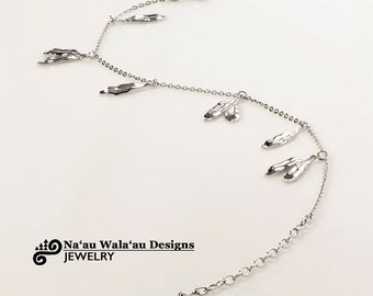 Può includere: Un braccialetto a catena d'argento con più ciondoli a forma di foglia. Il braccialetto è realizzato da Na'au Wala'au Designs Jewelry.