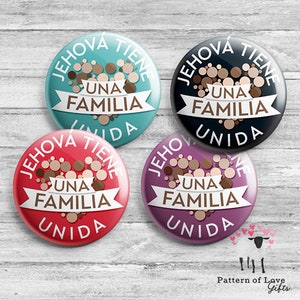 May include: Four round buttons with a heart design and the text "Jehová tiene una familia unida" in Spanish. The buttons are in the colors teal, black, red, and purple.
