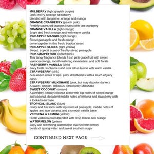 Puede incluir: Una hoja informativa blanca que enumera varios nombres y descripciones de fragancias frutales, incluyendo Mulberry, Orange Cranberry, Orange Vanilla, Pineapple Mango, Pineapple Slices, Pink Grapefruit, Raspberry Vanilla, Strawberry, Strawberry Milkshake, Sweet Coconut, Tropical Island, Verbena & Lemon y Watermelon, rodeada por un borde de frutas frescas como frambuesas, uvas, fresas, pl&aacute;tanos, naranjas, manzanas, aguacates y kiwis.