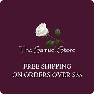 Puede incluir: Un gr&aacute;fico cuadrado con un fondo color ciruela oscuro que presenta una rosa blanca con hojas verdes situada sobre el texto blanco The Samuel Store. El dise&ntilde;o est&aacute; centrado y utiliza una fuente serif clara para la marca.