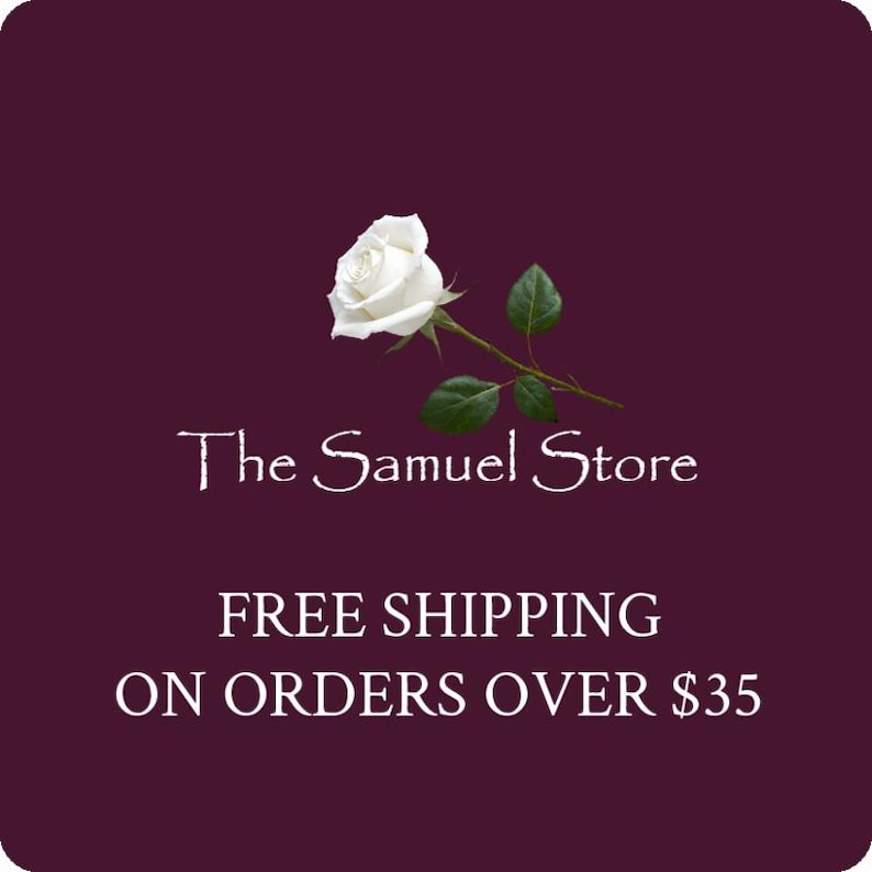 Puede incluir: Un gr&aacute;fico cuadrado con un fondo color ciruela oscuro que presenta una rosa blanca con hojas verdes situada sobre el texto blanco The Samuel Store. El dise&ntilde;o est&aacute; centrado y utiliza una fuente serif clara para la marca.