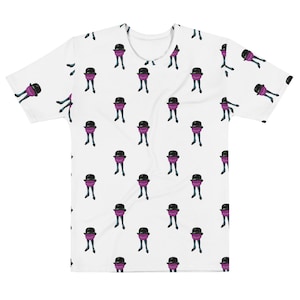 Puede incluir: Camiseta blanca con un patrón repetido de una figura morada que lleva un sombrero de copa negro y zapatos negros.