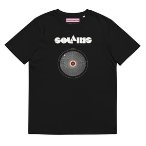 Könnte beinhalten: Schwarzes T-Shirt mit einem weißen Grafikdruck eines Kreises mit roter Mitte und dem Wort "SOLARIS" in weißen Buchstaben darüber.