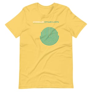 Könnte beinhalten: Gelbes T-Shirt mit kurzen Ärmeln und einem grünen und weißen Grafikdruck eines Kreises mit Linien, die vom Zentrum ausstrahlen. Der Text "STEREOLAB DORFS AND LOOPS" ist über dem Grafikdruck gedruckt.