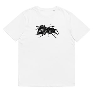 Puede incluir: Camiseta blanca con un estampado gráfico en blanco y negro de un escarabajo.