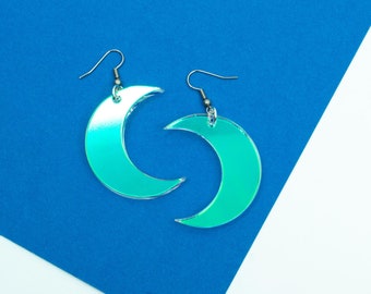 Pendientes acrílicos iridiscentes de luna creciente