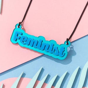 Collier tendance féministe
