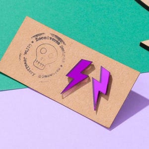 Brincos de acrílico roxo em formato de raio