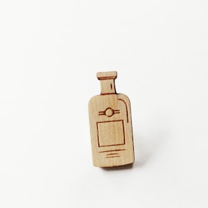 Gin bottle, engraved wood pin badge