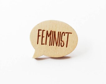 Feminista de madeira dizendo distintivo de alfinete, broche