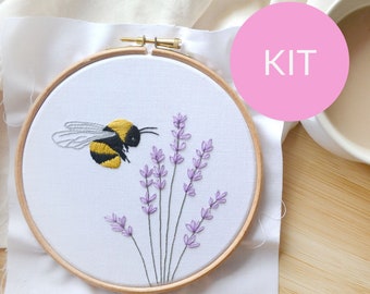 Peut inclure: Un kit de broderie DIY représentant un bourdon et des fleurs de lavande. Le kit comprend un cerceau, du tissu et du fil à broder.