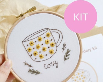 Kit de bordado de taza de té acogedor de 5" para principiantes, kit de manualidades para amantes del té de la tarde, regalo inspirado en el jardín para ella o para una amiga astuta.