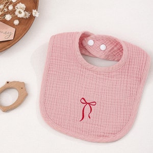 カスタムビブ、ベビービブ、刺繍入りビブ、リボンモノグラムビブ、女の子の赤ちゃんへのギフト、パーソナライズギフト、名前入りビブ、新生児ギフト、キッズビブ 24101301