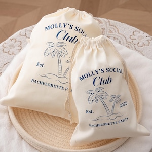 Op de afbeelding: Een set van drie keramische mokken met een gespikkelde, matte afwerking. De mokken zijn in crème, lichtgrijs en donkergrijs. Elke mok heeft een eenvoudig, minimalistisch ontwerp, perfect voor koffie of thee.