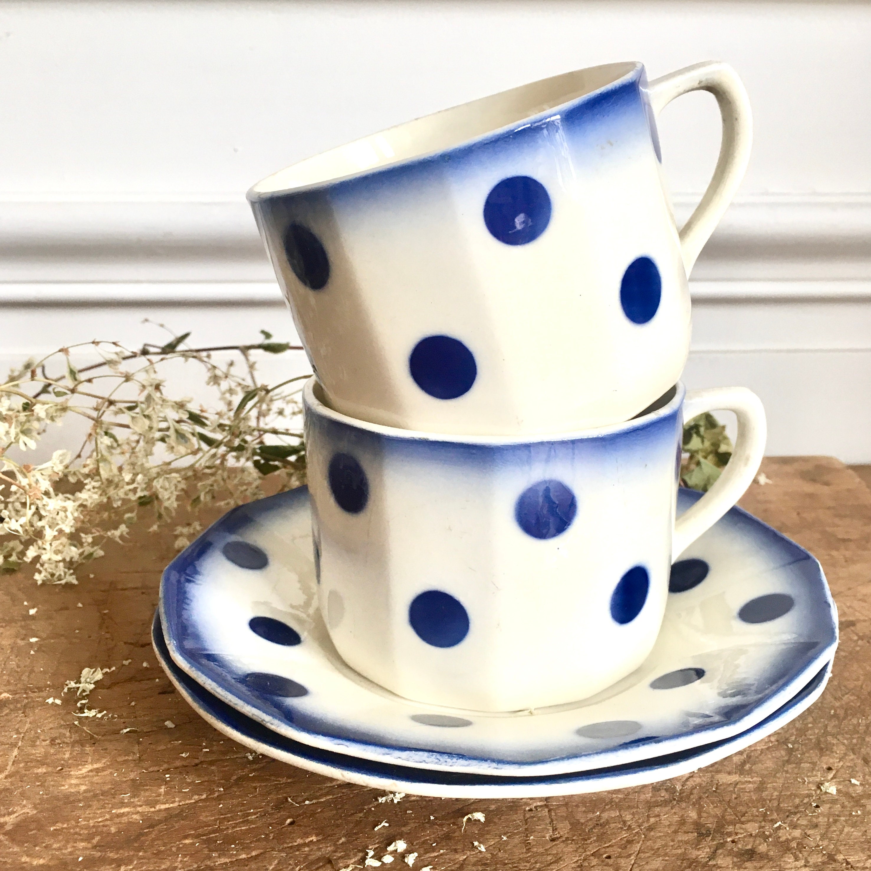 Français Vintage Set Ot Polka Dot Tasses et Soucoupes/Cuisine Blanche Bleue Français Décor de Campag