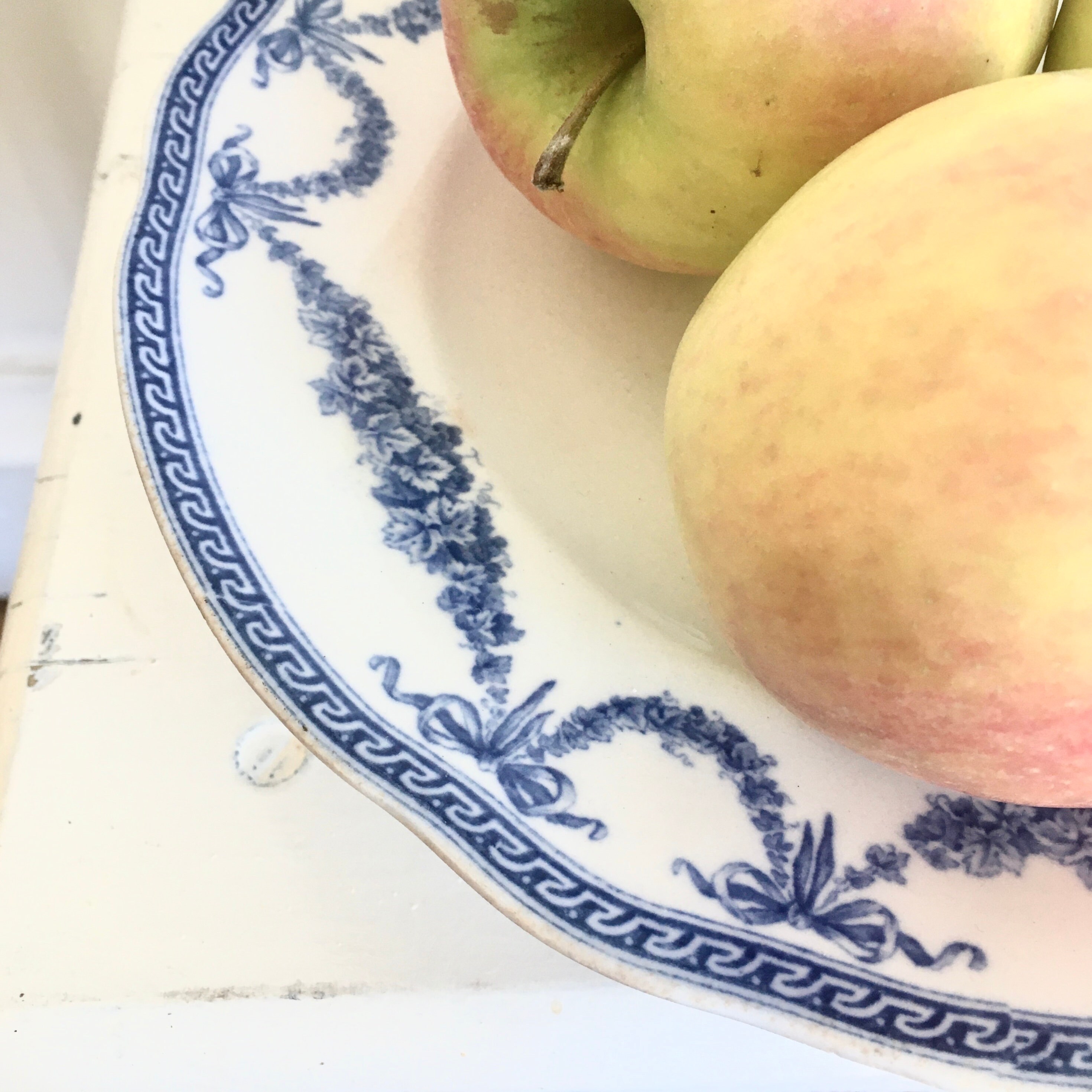 Assiette à Gâteau Wedgwood Blanc et Bleu Vintage/stand Gâteaux Footed Décor Romantique Cottage Shabb