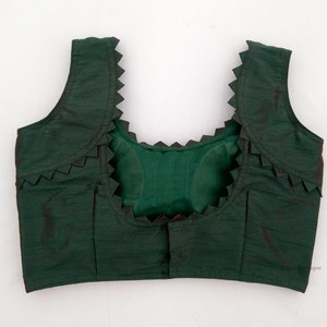 Op bestelling gemaakte sari-blouse van onbewerkte zijde: Indiase feestkleding Choli