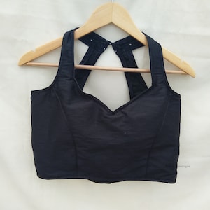 Op bestelling gemaakte zwarte sari-blouse van onbewerkte zijde: crop top feestkleding