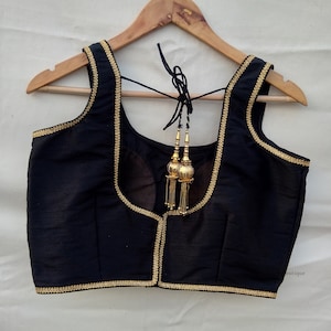 Handgemaakte zwarte sari-blouse van ruwe zijde: custom Indiase sari-croptop