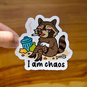 Sticker « I Am Chaos » Raton laveur fumant une cigarette dans des filets - Sticker imperméable, mignon, espiègle, chaotique, entouré de déchets, rouge à lèvres